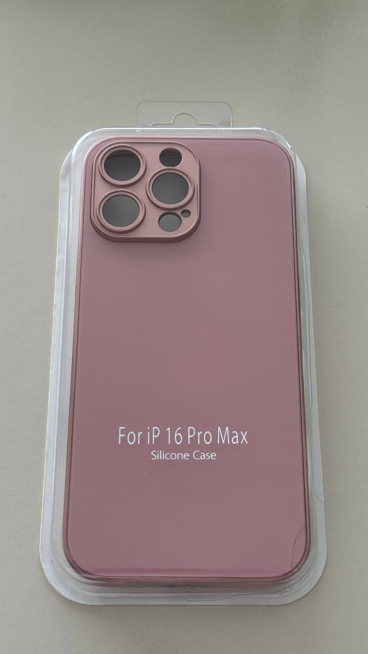 Чехол на iPhone 16 Pro Max