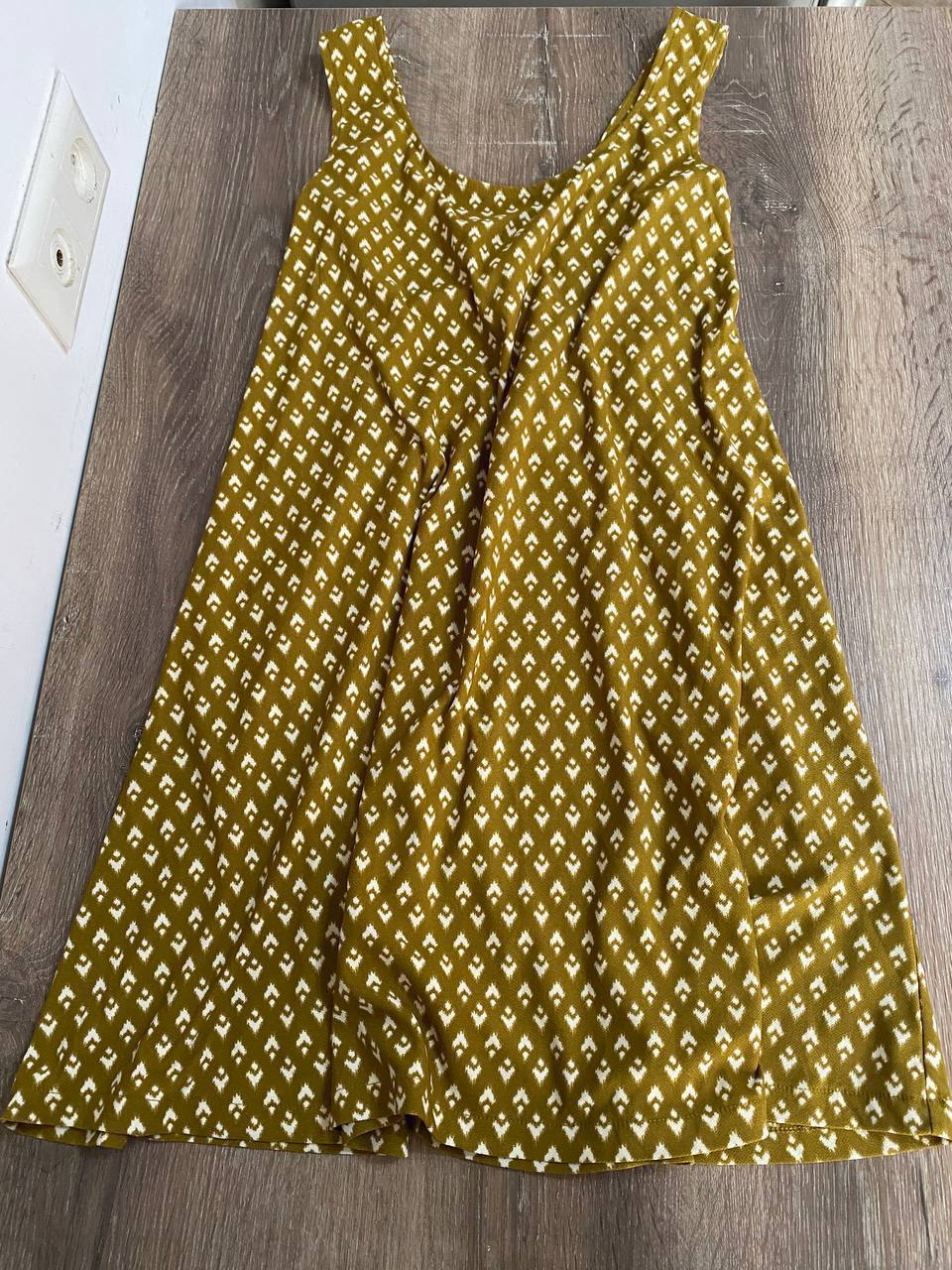 Платье MANGO горчичного цвета S