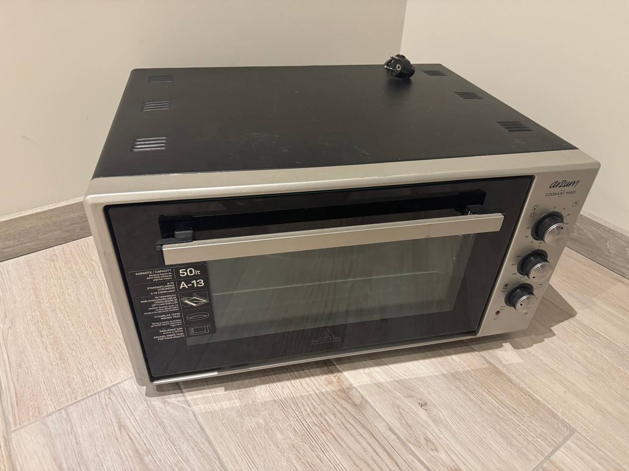 Продам электрическую духовку Arzum AR2002, 1.6кВт, 50л, ТЭНы вверх + низ, двойное стекло, противень/