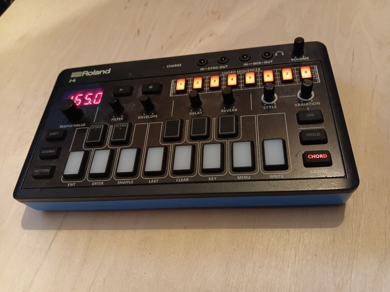 Синтезатор Roland J-6