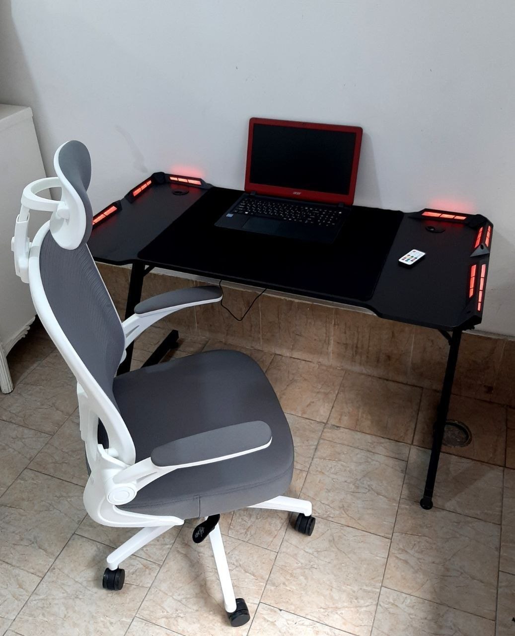 Игровое компьютерное кресло белого цвета