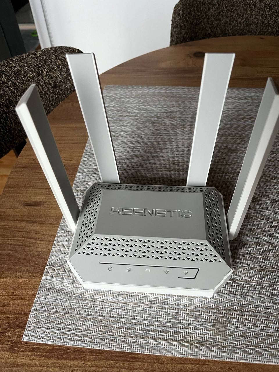 Wi-Fi роутер Keenetic Hopper KN-3811