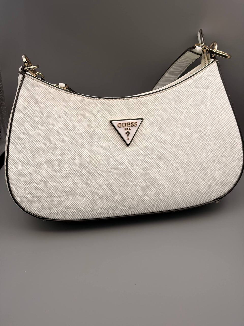 Белая сумка Guess через плечо