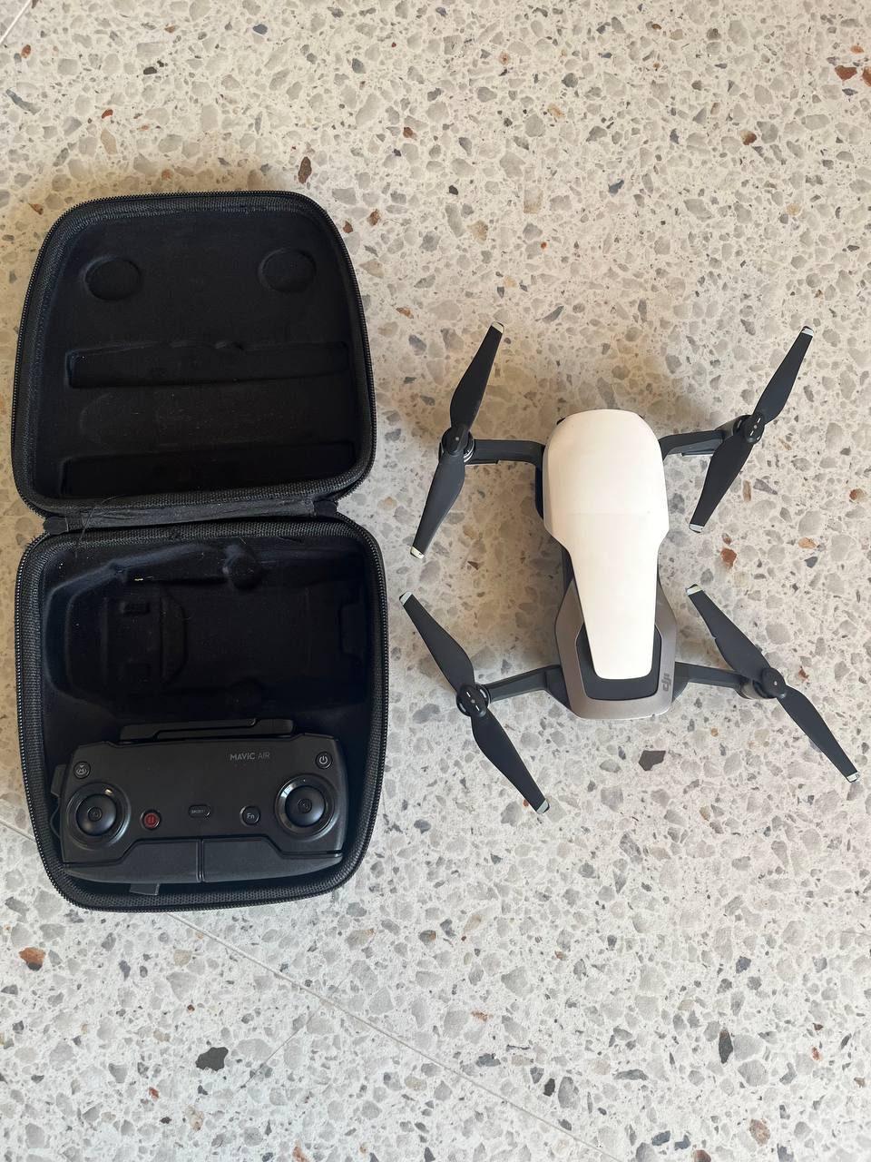 Дрон DJI Mavic Air с комплектом аксессуаров