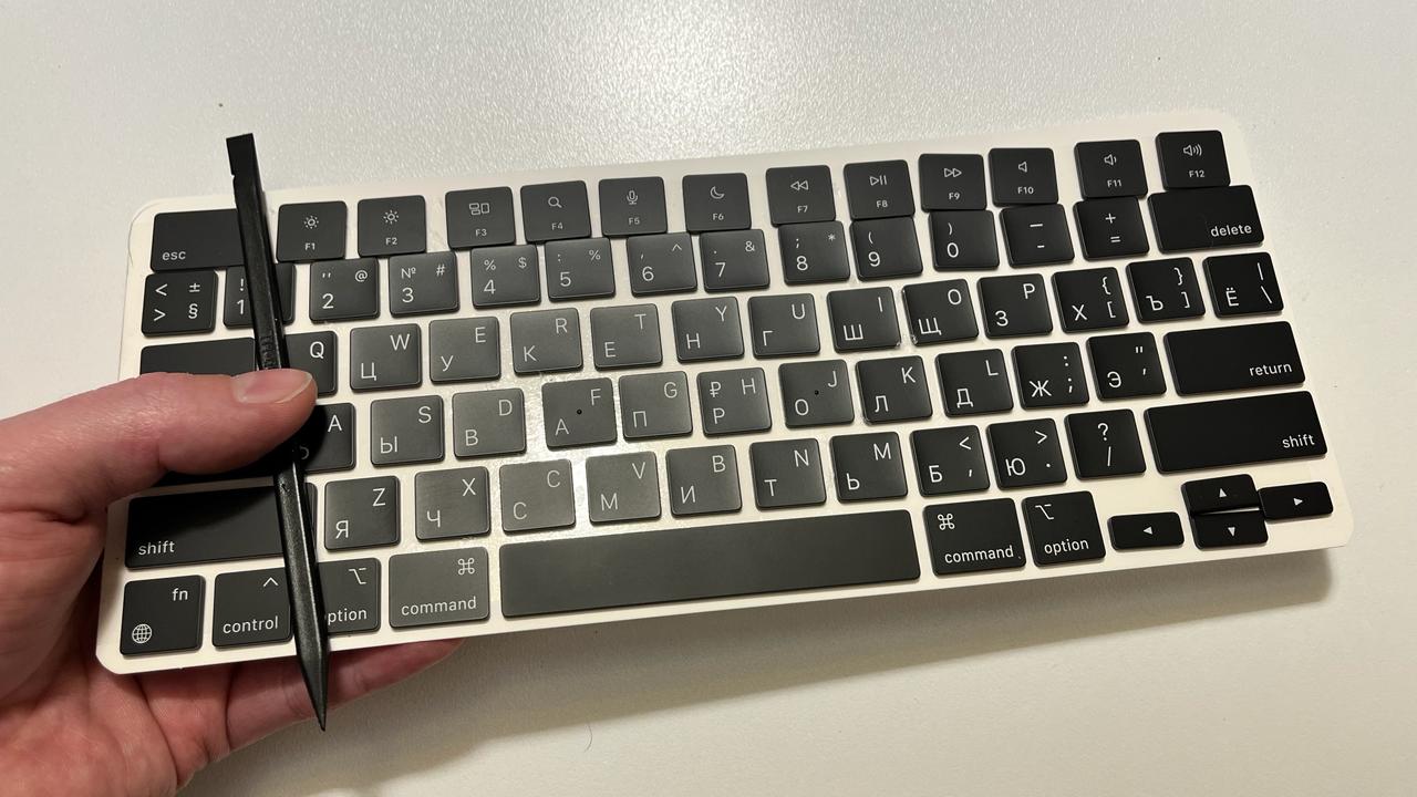 Силиконовая накладка с русскими буквами для MacBook
