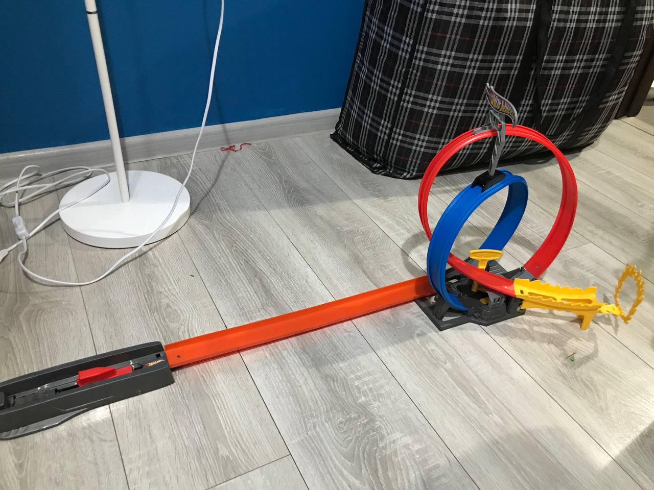 Продам трек hot wheels и одну металлическую машинку 25 лари