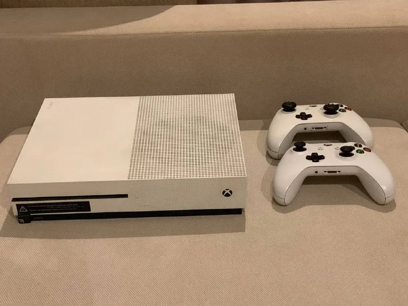 Консоль XBOX One S 1TB + 2 геймпада
