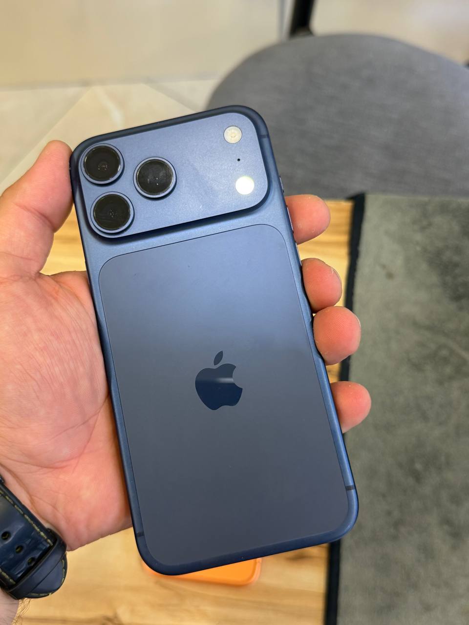 Синий iPhone 17 Pro Max