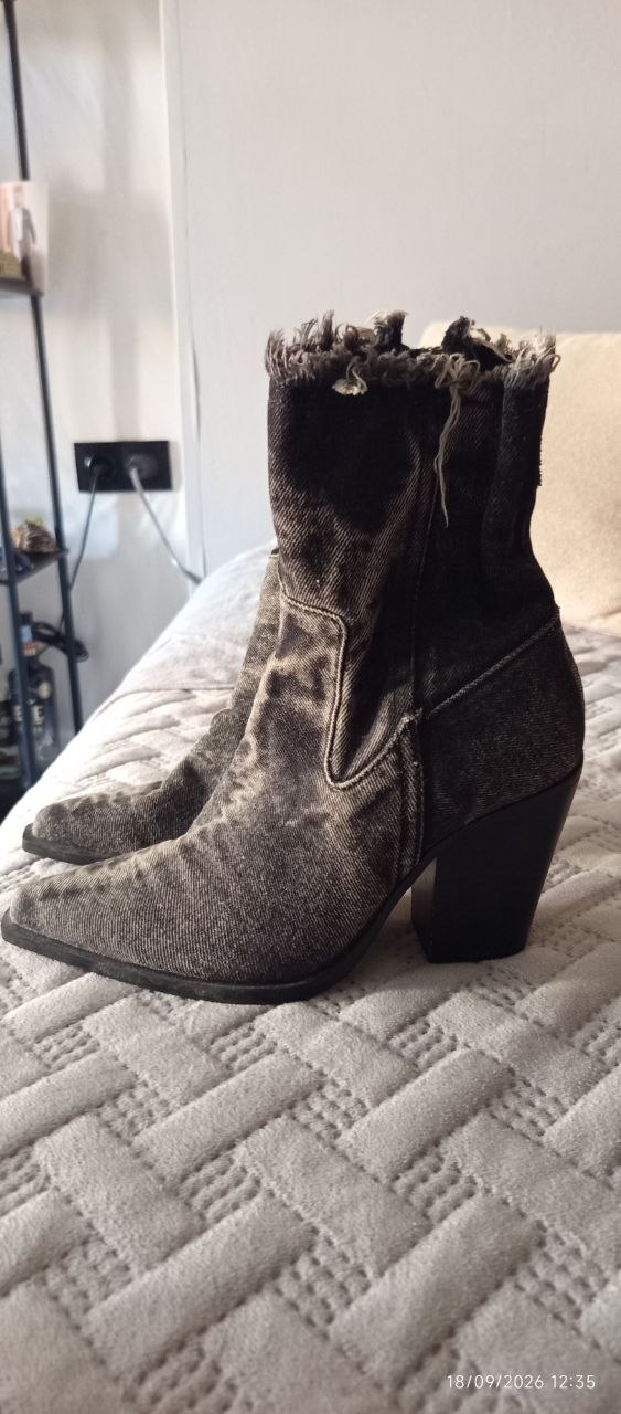Ковбойские серые джинсовые сапоги Stradivarius