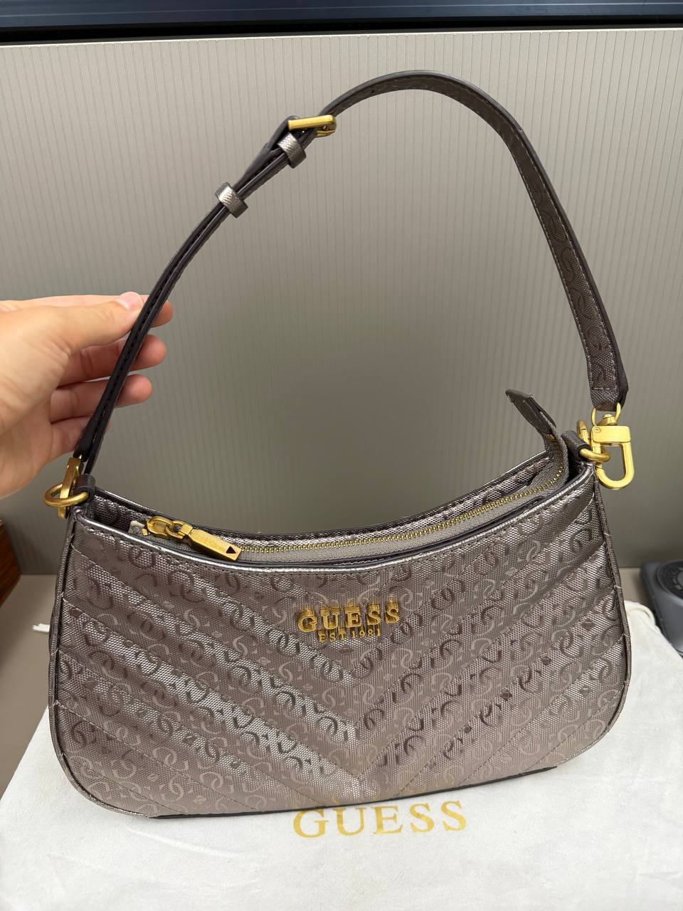 Новая сумка Guess с пыльником