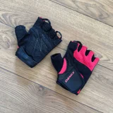 Топ бандо Zara, S + Топ черный FB sisters, S + Топ в стиле бохо, S + Туфли розовый неон, 36р + Перчатки для фитнеса + Платье с драпировкой, M + Тельняшка H&M, M + Лоферы под крокодила, 38р + Очки авиаторы (photo 5)