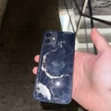 айфон 12 с памятью 64гб,из дефектов разбит экран в области фронтальной камеры,фронтальная камера снимает мутновато но не критично,разбито заднее стекло,корпус в целом в хорошем состоянии есть пару царапин сверху,акб 79%,дисплей менялся на копию,в остальном телефон работает (photo 2)