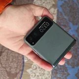 Motorola Razr 2023, 128 ГБ, 8 ГБ оперативной памяти. Только на фронтальной камере есть небольшое пятно, оно едва заметно на фотографии на белом фоне. Поэтому он и продается по такой цене. (photo 2)