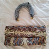 Сумка-клатч upcycling, мягкая, объёмная, большого размера. Искуственная кожа со змеиным принтом. Ручка из джинсы с мягким наполнителем, отстегивается. Внутри карманы для телефона и для мелочей. Единственный экземпляр. (photo 4)