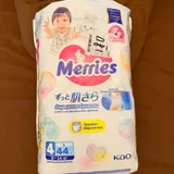 Трусики подгузники Merries размер 9-14 кг и huggies 9-14 кг. Обе пачки вскрыты, но использовали буквально по паре штук, тк покупалось запасом и поняли, что ребенку нужен следующий размер уже. Отдам 2 пачки за (photo 1)