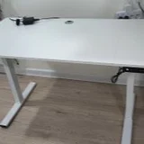 белый стол с регулировкой высоты, электрический подъёмный механизм. (photo 3)