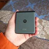 Motorola Razr 2023, 128 ГБ, 8 ГБ оперативной памяти. Только на фронтальной камере есть небольшое пятно, оно едва заметно на фотографии на белом фоне. Поэтому он и продается по такой цене. (photo 5)