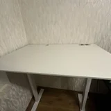 стол с электрической регулировкой высоты Cougar Royal 120 PURE Белый. Столом пользовались год, все работает идеально,единственный нюанс это небольшая потёртость на ножке(на фото видно), в целом стол в отличном состоянии и готов к продаже. (photo 5)