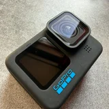Gopro 10. Состояние отличное. Комплект: gopro, кейс для хранения, 2 аккумулятора, кабель зарядки, кейс для крепления на дроны и документация. (photo 1)