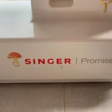 Швейная машинка Singer, ножницы и другие предметы (photo 3)