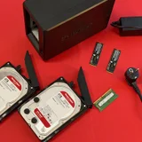 NAS **Synology 720+** в хорошем состоянии, в комплекте 2х**WD Red 4TB** как основные накомпители, 2x**WD Black SN750 500GB** NVMe SSD как SSD кэш и **8GB** планка оперативки (да, оффициально он 8 не поддерживает, но прекрасно с ней работает (photo 1)