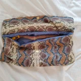 Сумка-клатч upcycling, мягкая, объёмная, большого размера. Искуственная кожа со змеиным принтом. Ручка из джинсы с мягким наполнителем, отстегивается. Внутри карманы для телефона и для мелочей. Единственный экземпляр. (photo 3)