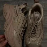 кроссовки новые, 34-35 размера. Привезла с Америки в подарок, не подошел размер. Две пары за (photo 1)
