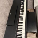 Электро пианино YAMAHA, в идеальном состоянии, всё работает. Красивое, в чёрном цвете, без царапин и следов использования. В комплекте идёт стул и подставка для нот (photo 1)
