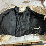 Утеплённая вельветовая куртка Bershka, размер S, светло-бежевого цвета. Свободный крой, высокий воротник, молния и кнопки, два боковых кармана, утяжки снизу. Хорошее состояние. Единственный нюанс — немного отпоролась внутренняя бирка с логотипом. (photo 4)