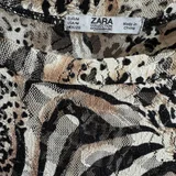 Топ Zara с анималистичным принтом (photo 3)