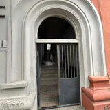 2-х комнатная с отдельной кухней. 55кв.м, 3 этаж, отопление газовый котел, кондиционер, два балкона, окна на улицу. 600$ в месяц (photo 1)