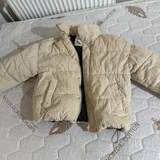 Утеплённая вельветовая куртка Bershka, размер S, светло-бежевого цвета. Свободный крой, высокий воротник, молния и кнопки, два боковых кармана, утяжки снизу. Хорошее состояние. Единственный нюанс — немного отпоролась внутренняя бирка с логотипом. (photo 2)