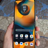 Motorola Razr 2023, 128 ГБ, 8 ГБ оперативной памяти. Только на фронтальной камере есть небольшое пятно, оно едва заметно на фотографии на белом фоне. Поэтому он и продается по такой цене. (photo 3)