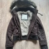 приталенная , коричневая меховая куртка abercrombie & fitch (мех отстегивается (photo 2)