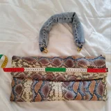 Сумка-клатч upcycling, мягкая, объёмная, большого размера. Искуственная кожа со змеиным принтом. Ручка из джинсы с мягким наполнителем, отстегивается. Внутри карманы для телефона и для мелочей. Единственный экземпляр. (photo 5)