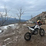 мотоцикл модель kayo TT140. 140 кубов, номера , тех паспорт есть, 13 л/с , 130 мото часов , масло менялось каждые 12 мото часов , заводится с пол оборота на холодную без подсоса. (photo 1)