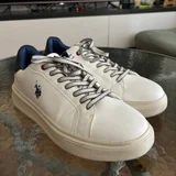 стильные белые кроссовки US Polo Assn. в отличном состоянии, Оригинал. Универсальный дизайн, который легко сочетается с повседневным стилем. 44 размер (photo 2)