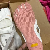 НОВЫЕ Кроссовки пятипалые по классификации относятся к категории five-toed или five fingers и составляют отдельную нишу «босоногой» обуви или barefoot shoes. (photo 3)