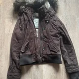 приталенная , коричневая меховая куртка abercrombie & fitch (мех отстегивается (photo 1)