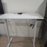 белый стол с регулировкой высоты, электрический подъёмный механизм. (photo 2)