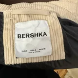 Утеплённая вельветовая куртка Bershka, размер S, светло-бежевого цвета. Свободный крой, высокий воротник, молния и кнопки, два боковых кармана, утяжки снизу. Хорошее состояние. Единственный нюанс — немного отпоролась внутренняя бирка с логотипом. (photo 1)