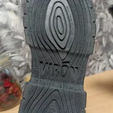 Выполненны из инновационной «яблочной кожи» (AppleSkin) с массивной подошвой из переработанной резины. (photo 3)