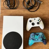 Игровая приставка Xbox Series S с двумя джойстиками (photo 1)