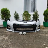 Передний бампер с решеткой и ПТФ для Toyota Corolla (photo 1)