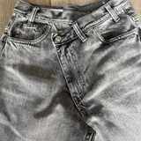 Джинсы Zara, 24 р, на талию до 66 см, бедра до 91. В идеале. (photo 2)