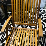 **Продаю** 2 складных деревянных кресла в комплекте с мягкими сидушками на весь стул. Раскладываются по типу шезлонга. Удобные, хорошего качества, натуральное дерево. Куплены в Юске за (photo 3)