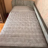 детскую кровать в очень хорошем состоянии 100/180 с выдвижными ящиками сбоку (photo 2)