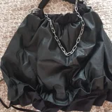 Сумка чёрная с заклёпками , из искуственной кожи. Upcycling, the only copy. Вместительная, стильная и очень эффектная! Впишется почти в любой стиль. (photo 7)