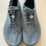 Кроссовки дышащие в стиле «босоногой» обуви (barefoot / minimal shoes) с широким носком и эластичной шнуровкой с фиксатором. Размер 43 , по стельке-28. (photo 2)
