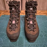 **Продаются альпинистские ботинки LOWA Alpine Expert II GTX** (photo 1)